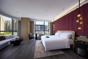 Suite estudio básica, vista a la ciudad | Cortinas blackout, tabla de planchar con plancha y wifi gratis 