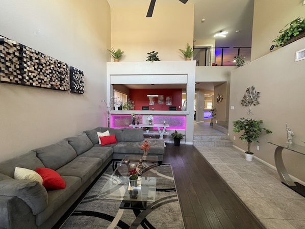 Lobby - Luxury Home Private 5BD Near Strip - Pool/Spa, Game Room & Basketball. Groups (Las Vegas)