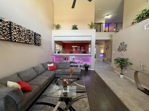 Luxury Home Private 5BD  Near Strip - Pool/Spa, Game Room & Basketball. Groups