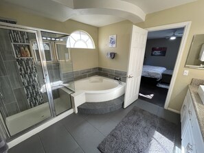 Shower, jetted bath, hair dryer, towels - Luxury Home Private 5BD Near Strip - Pool/Spa, Game Room & Basketball. Groups (Las Vegas)