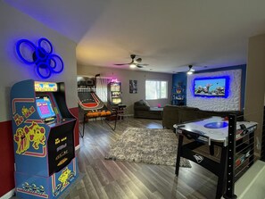 Games room - Luxury Home Private 5BD Near Strip - Pool/Spa, Game Room & Basketball. Groups (Las Vegas)