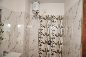 Secador de pelo, toallas, jabón y papel higiénico