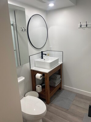 Shower, hair dryer, towels, soap - Cozy inner city  2BR 2BTHR basement (Calgary)
