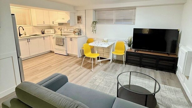 Eine moderne Wohnung mit Wohnzimmer, Essbereich und Küche.