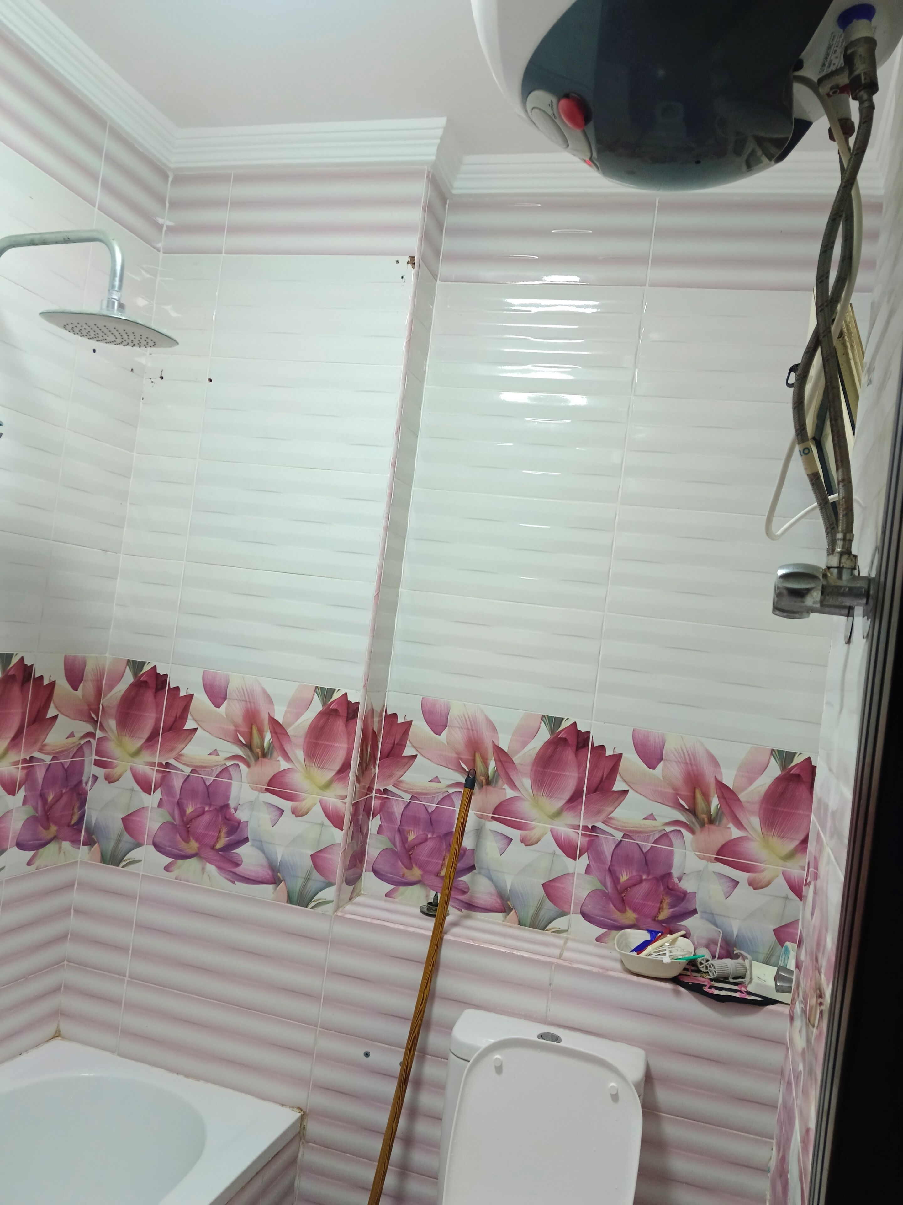 Un baño con ducha, inodoro y lavamanos.