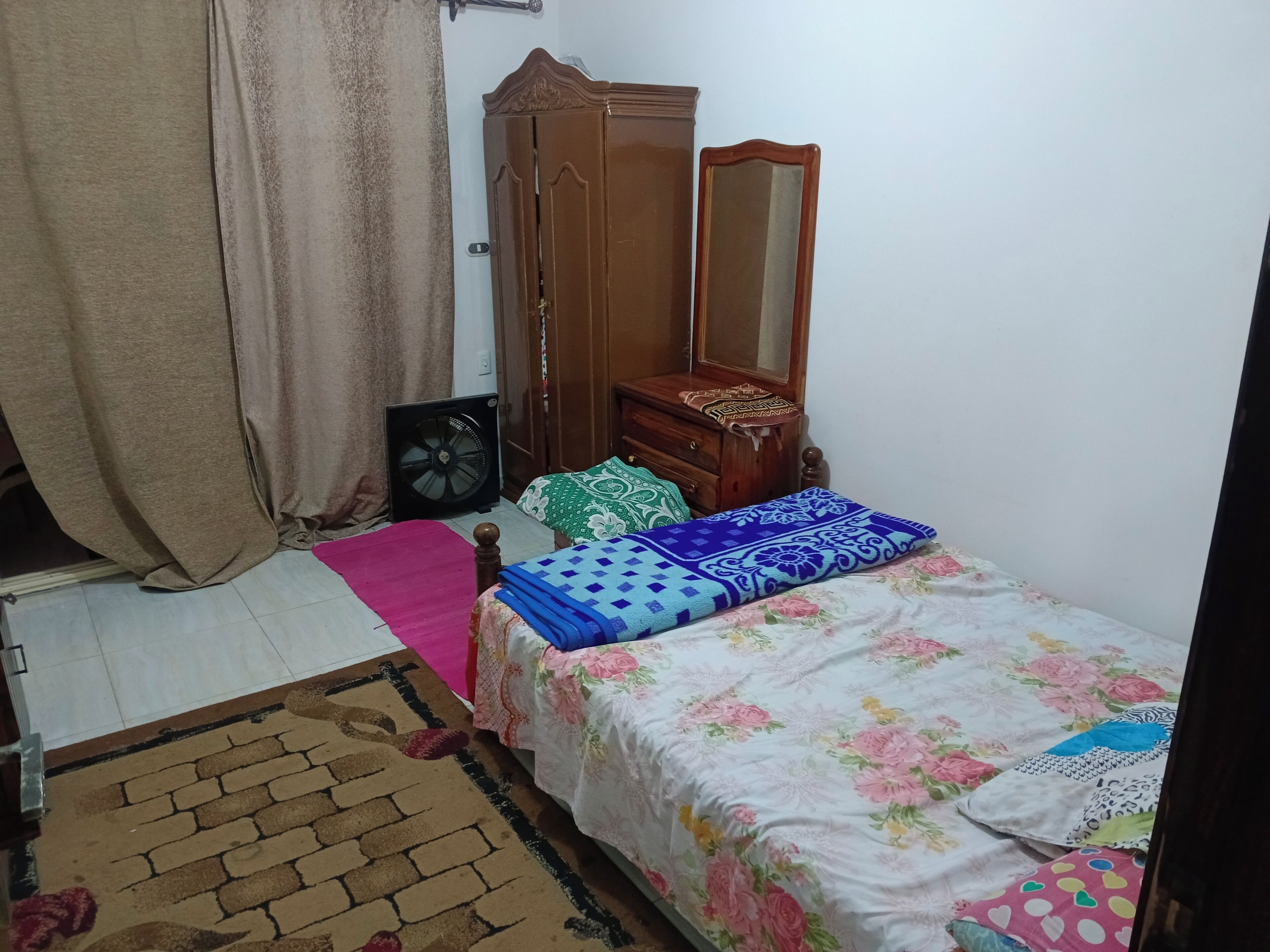 2 dormitorios y tabla de planchar con plancha