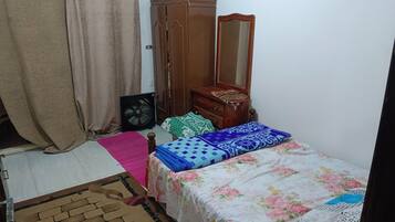 2 dormitorios y tabla de planchar con plancha