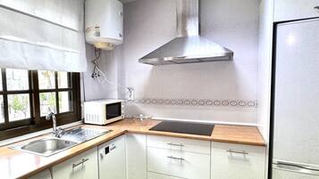 Refrigerador, microondas, lavavajillas y cafetera y tetera