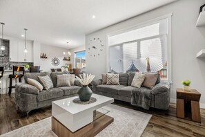 Smart TV, fireplace, table football - Spacious 8 Bedroom Family Retreat (Calgary)