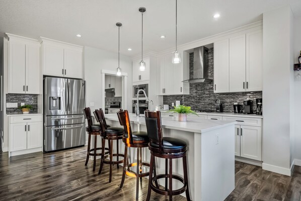 Fridge, microwave, oven, stovetop - Spacious 8 Bedroom Family Retreat (Calgary)