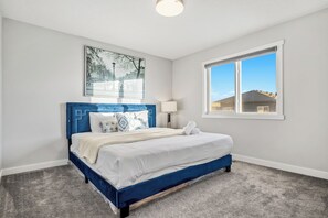8 bedrooms, desk, iron/ironing board, free WiFi - Spacious 8 Bedroom Family Retreat (Calgary)