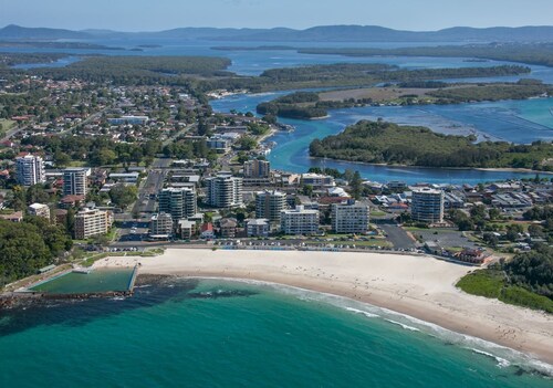 Location Location CRYSTAL WATERS 7 Ocean Corridor Views  Main beach  Restaurants