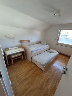 2 habitaciones, tabla de planchar con plancha, wifi y ropa de cama 