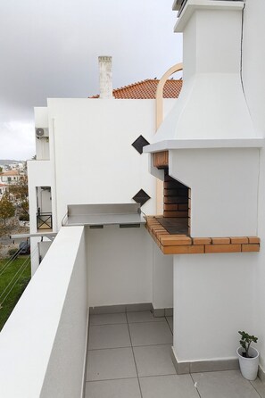 Property grounds - T2 with sheets, towels and barbecue. 3rd floor without elevator (Altura)