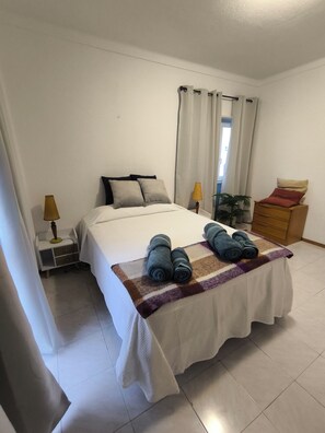 Iron/ironing board, WiFi, bed sheets - T2 with sheets, towels and barbecue. 3rd floor without elevator (Altura)