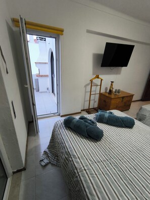 Iron/ironing board, WiFi, bed sheets - T2 with sheets, towels and barbecue. 3rd floor without elevator (Altura)