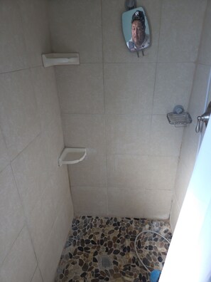 Dusch, hårtork, handdukar och tvål