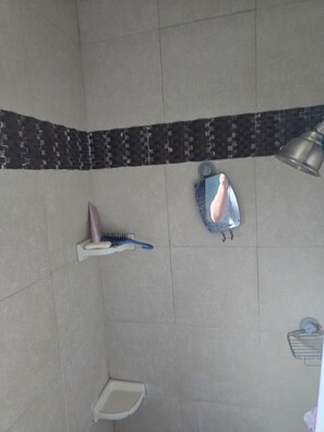 Chuveiro, secador de cabelo, toalhas de banho, sabonete