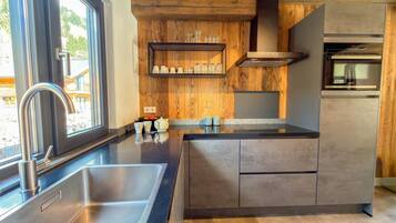 Fridge, microwave, stovetop, dishwasher