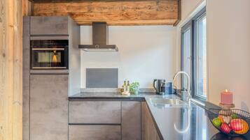 Fridge, microwave, stovetop, dishwasher