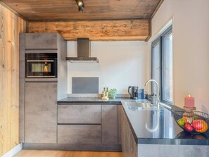 Kühlschrank, Mikrowelle, Herdplatte, Geschirrspüler