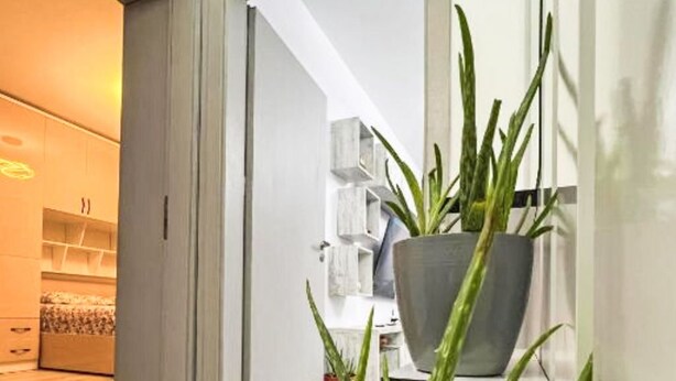Een moderne keuken met witte kasten en een houten vloer.