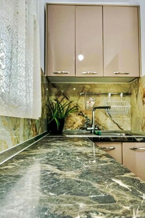 Jääkaappi, mikroaaltouuni, uuni, keittoastiat/astiat/ruokailuvälineet