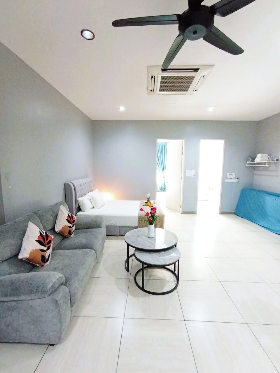 Apartamento básico, 1 habitación, no fumadores, vistas a la ciudad | Sala de estar | Televisión LCD de 42 pulgadas con canales digitales, Netflix