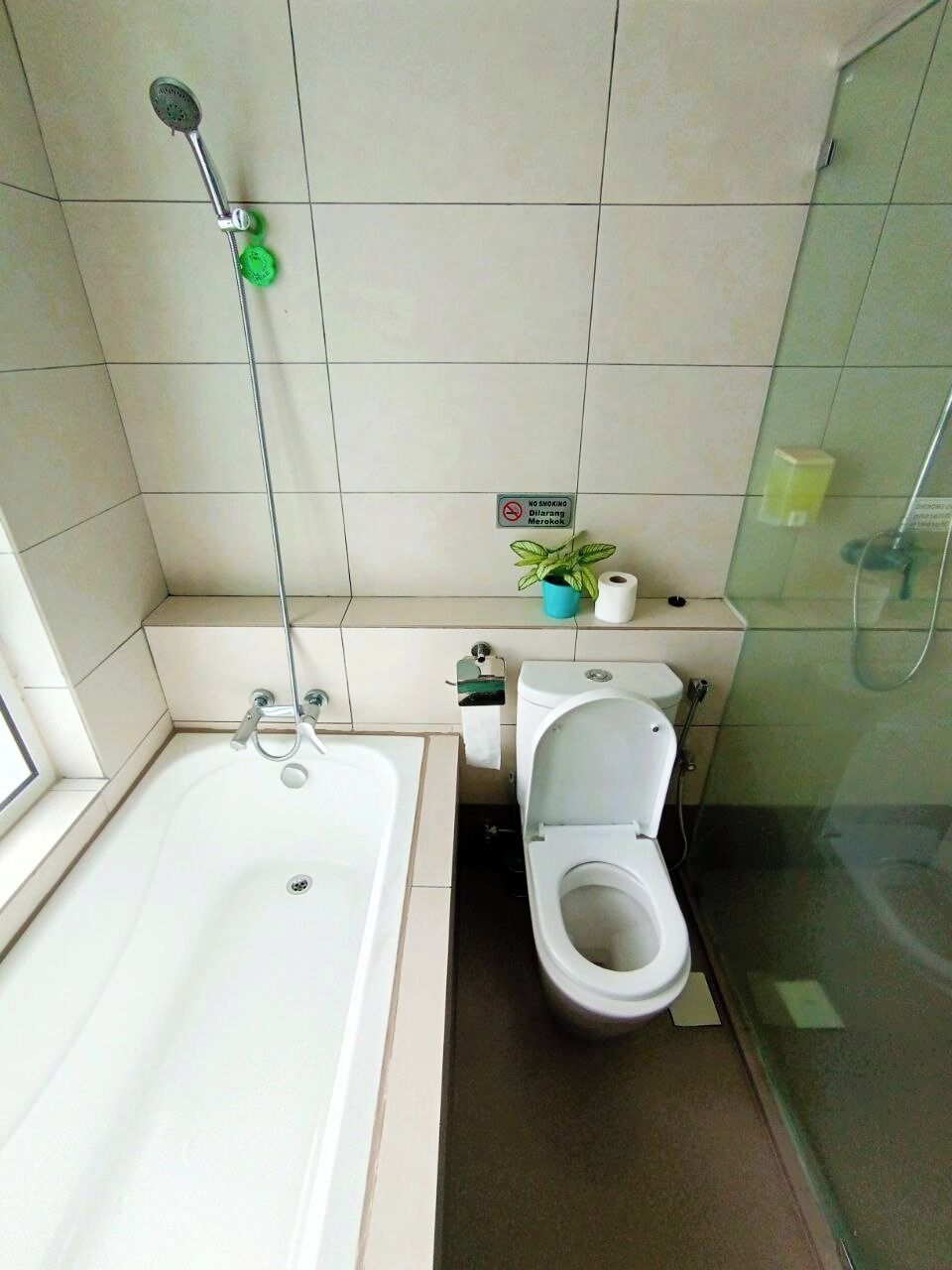 Un baño con bañera, inodoro y ducha.