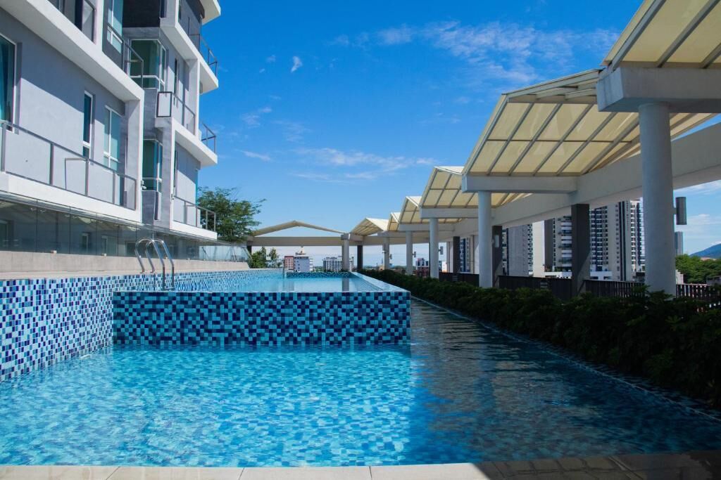 Una piscina al aire libre
