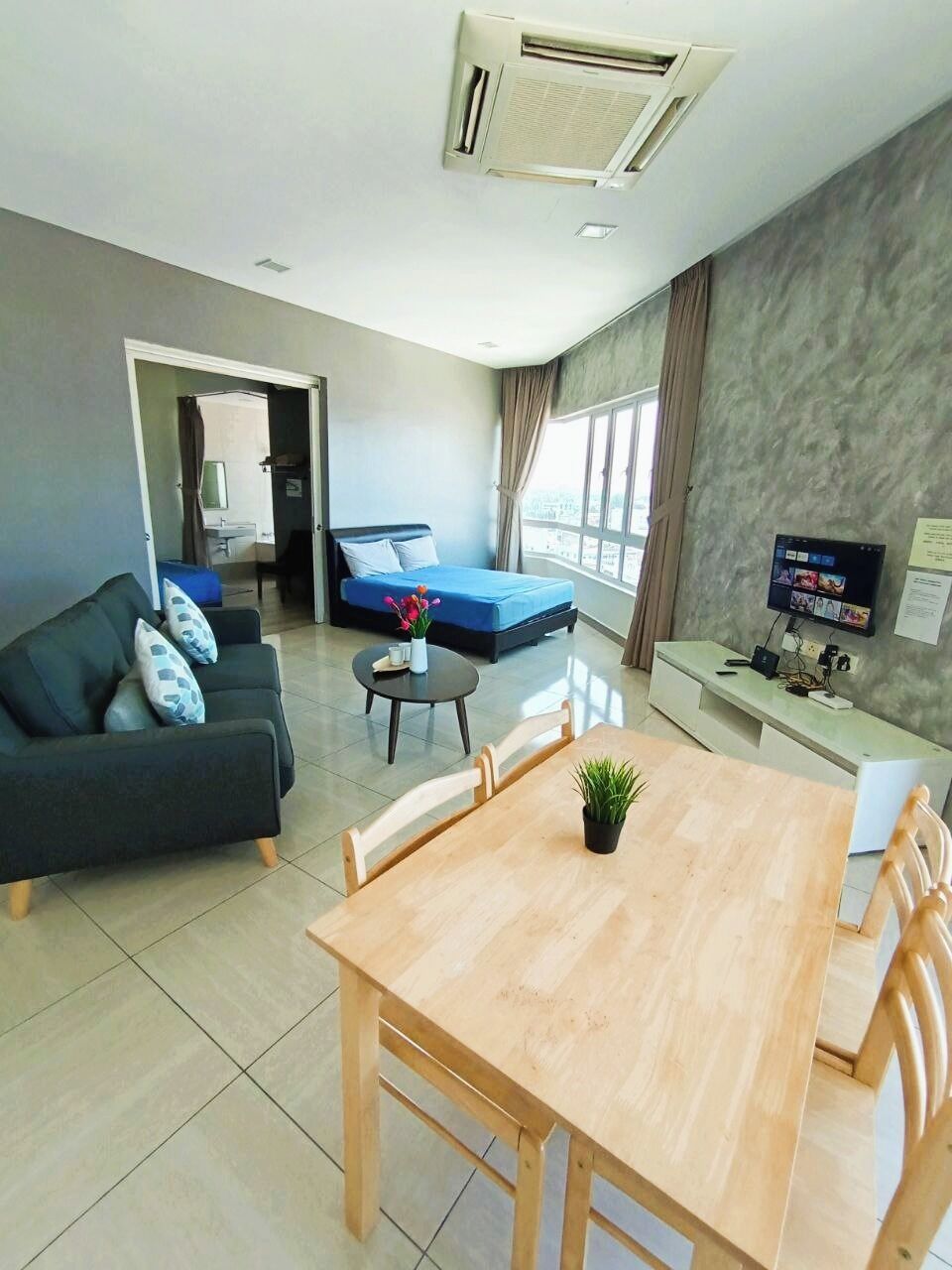 Apartamento estándar, 2 habitaciones, no fumadores, vistas a la ciudad | Sala de estar | Televisión LCD de 42 pulgadas con canales digitales, Netflix
