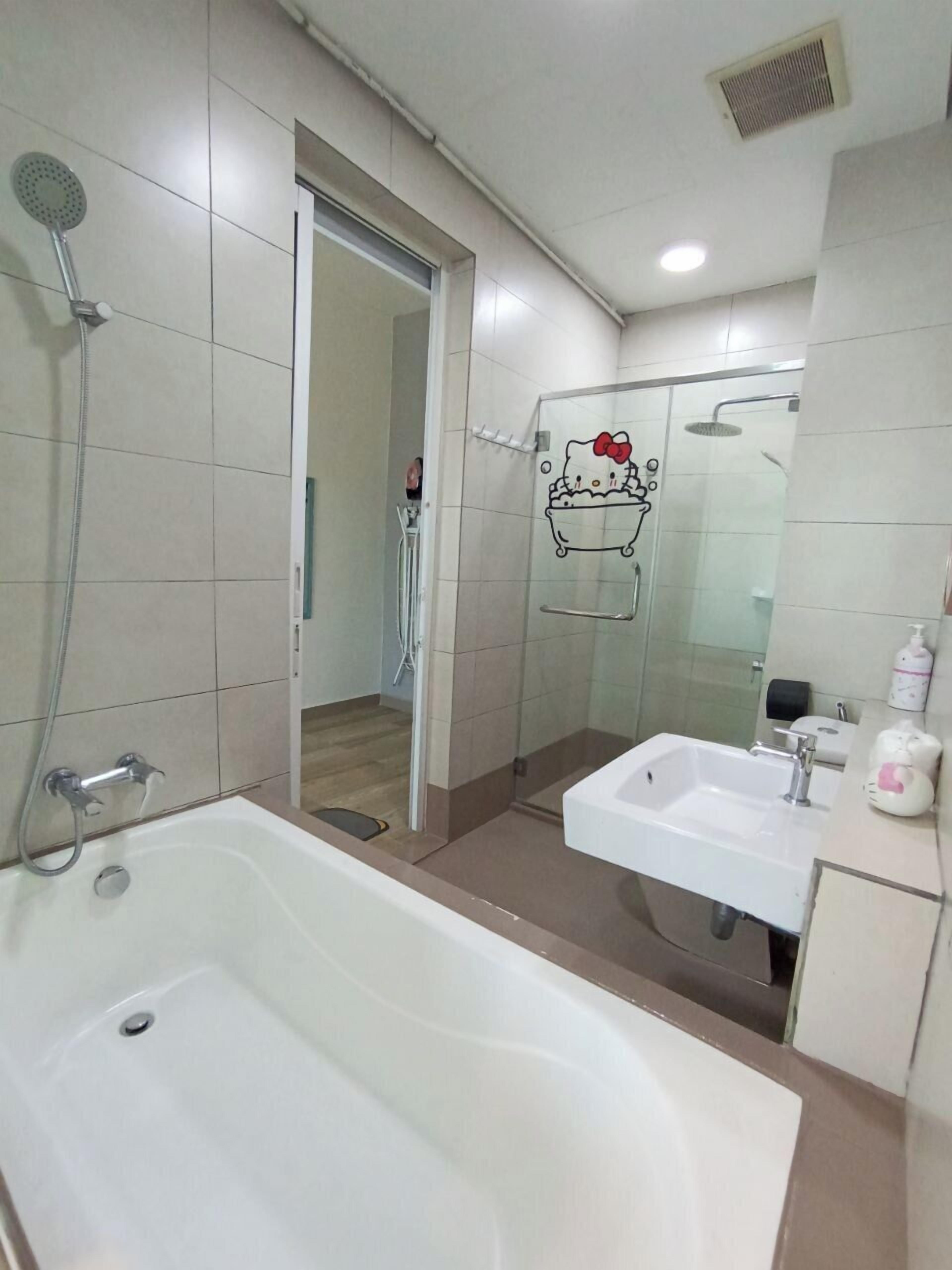 Un baño con bañera, ducha y lavamanos.