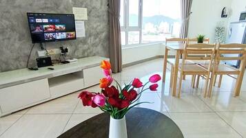 Standard Apartment, 2 Bedrooms, Non Smoking, City View | Living room