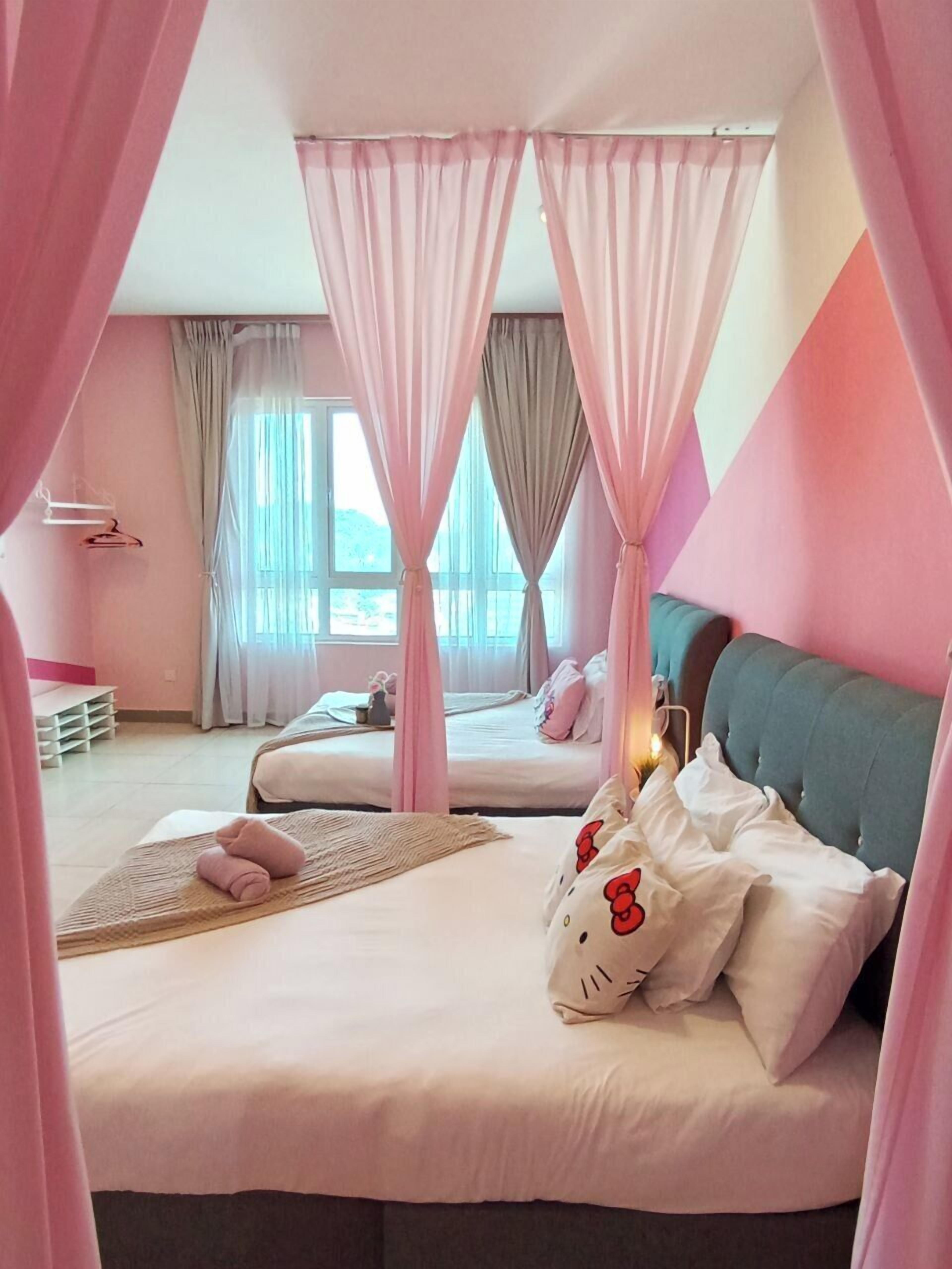 Een slaapkamer met een hemelbed, twee kleinere bedden en uitzicht op het omliggende landschap door grote ramen.