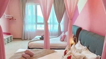Een slaapkamer met een hemelbed, twee kleinere bedden en uitzicht op het omliggende landschap door grote ramen.