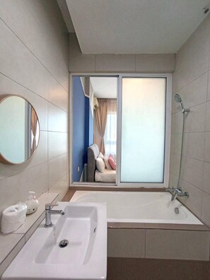 Apartment, Stadtblick | Badezimmer