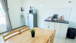 Leilighet – standard, 2 soverom, ikke-røyk, byutsikt | Spiseområde på rommet