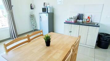 Standard Apartment, 2 Bedrooms, Non Smoking, City View | In-room dining