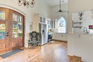 Fridge, microwave, stovetop, dishwasher - 'The Sanctuary' in Historic Dtwn Staunton (Staunton)
