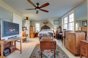 1 bedroom, desk, Internet, bed sheets - Cozy Studio on 7 Acres: 11 Mi to Dtwn Atlanta! (Atlanta)