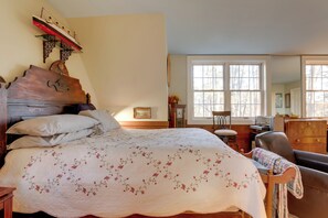 1 bedroom, desk, Internet, bed sheets - Cozy Studio on 7 Acres: 11 Mi to Dtwn Atlanta! (Atlanta)