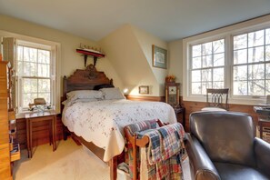 1 bedroom, desk, Internet, bed sheets - Cozy Studio on 7 Acres: 11 Mi to Dtwn Atlanta! (Atlanta)