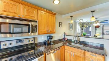 Kjøleskap, mikrobølgeovn, kokeplater og oppvaskmaskin