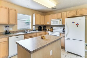 Fridge, microwave, stovetop, dishwasher - 11 Mi to Disney! Family Haven w/ Poolside Oasis (Davenport)