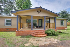 A single-story house with a covered porch, a front door, and a small front yard with a stone pathway. - Hike & Fish! Tyler Family Home 11 Mi to State Park (Tyler)