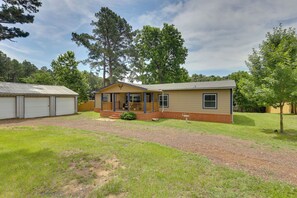 A single-story house with a front porch, a garage, and a well-maintained lawn. - Hike & Fish! Tyler Family Home 11 Mi to State Park (Tyler)