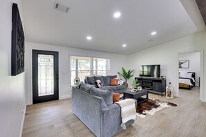 A living room with a grey sofa, a TV, a coffee table, and a rug. - Hike & Fish! Tyler Family Home 11 Mi to State Park (Tyler)