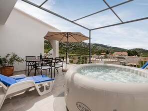 Outdoor dining - Villa Bellavista by Interhome (Zadvarje)