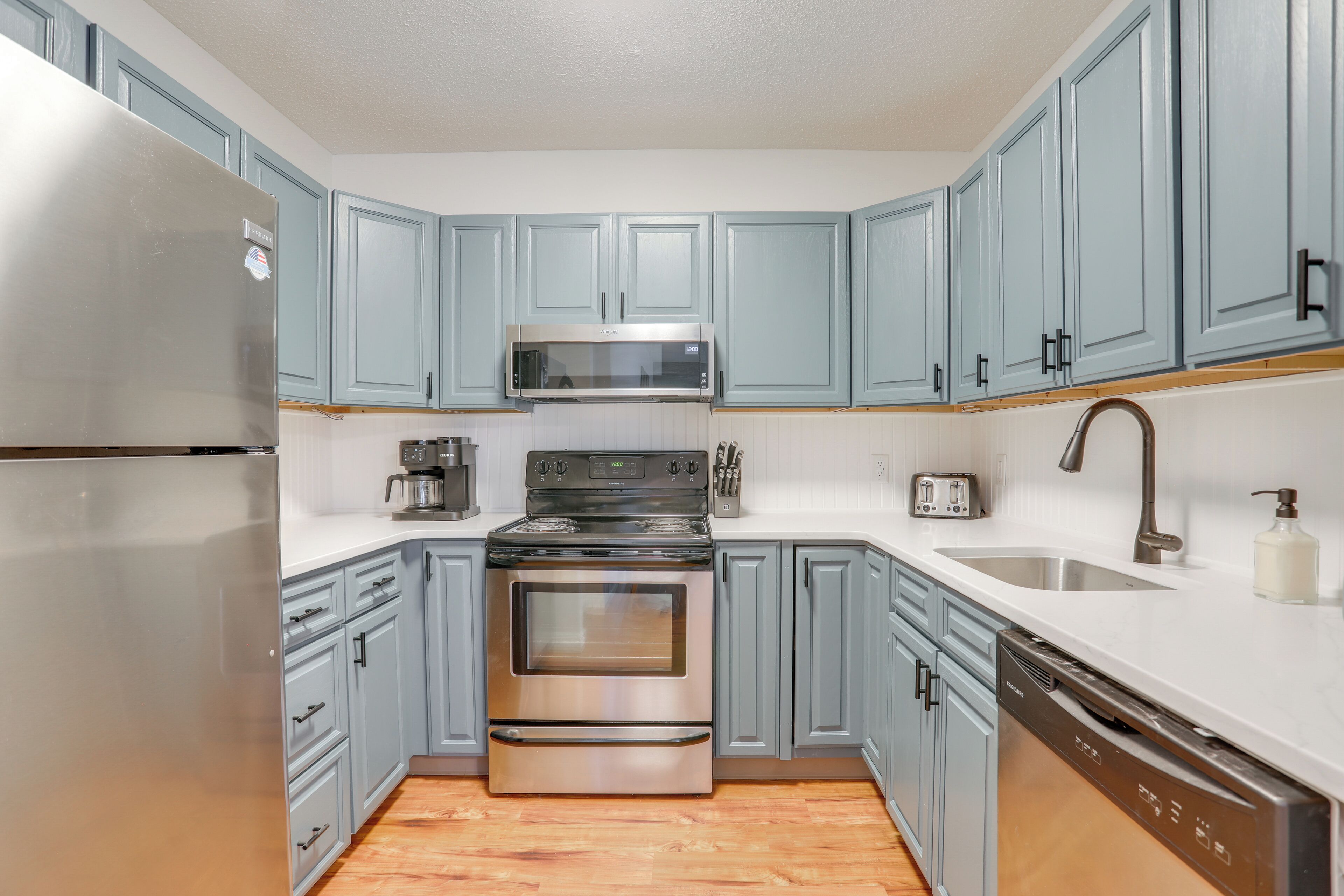 Fridge, microwave, stovetop, dishwasher