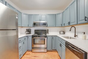 Réfrigérateur, micro-ondes, plaque de cuisson, lave-vaisselle